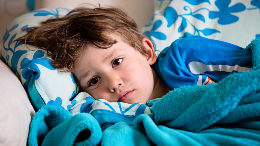 Ett barn som lider av vätskebrist blir trött, hängigt och kissar mindre än vanligt.  Foto: Shutterstock